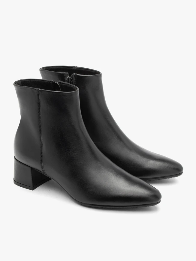 Schwarz genarbte Lederstiefel