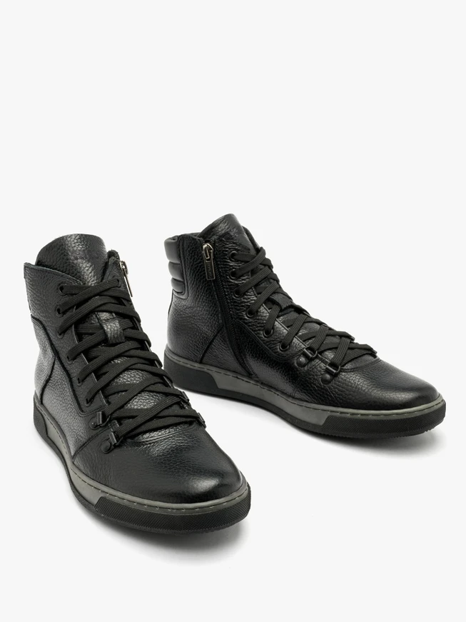 Schwarzer Herrensneaker