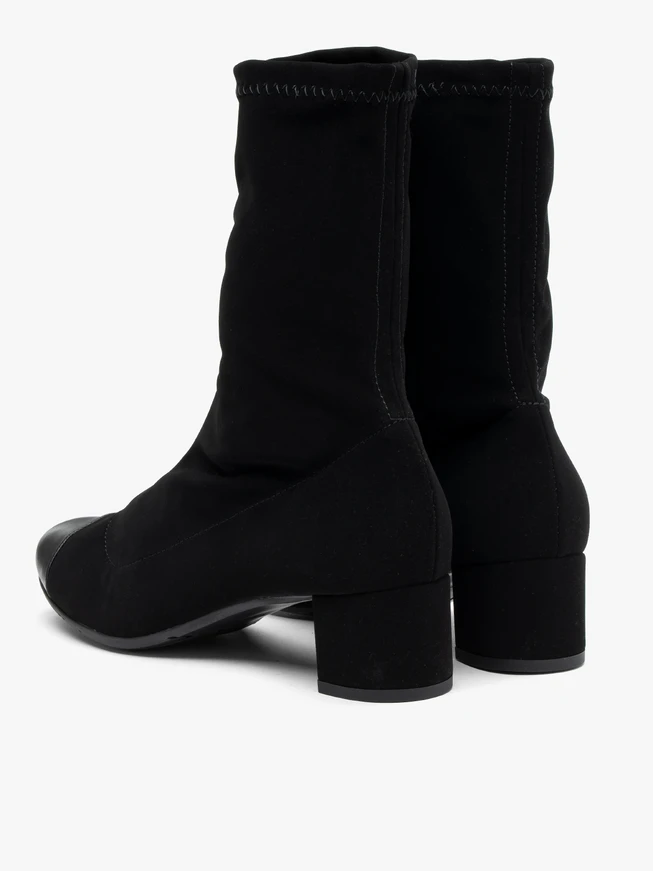 Schwarze Stiefel mit lackierter Zehe