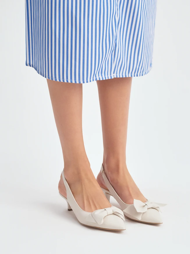 Cremefarbene Damen-Slingback-Pumps auf Entenschnabel