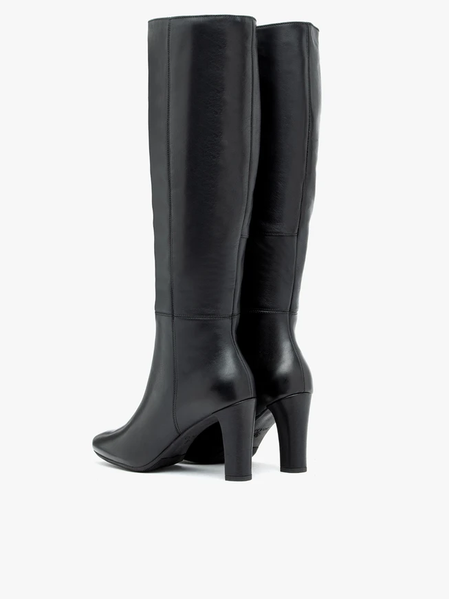 Schwarze hochhackige Stiefel aus genarbtem Leder