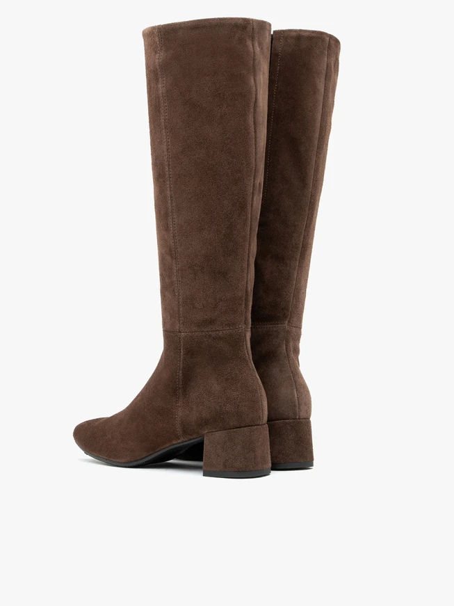 Braune Velourslederstiefel mit Stilettoabsatz