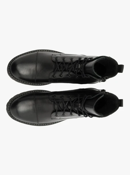 Schwarze Stiefel mit Ziernähten