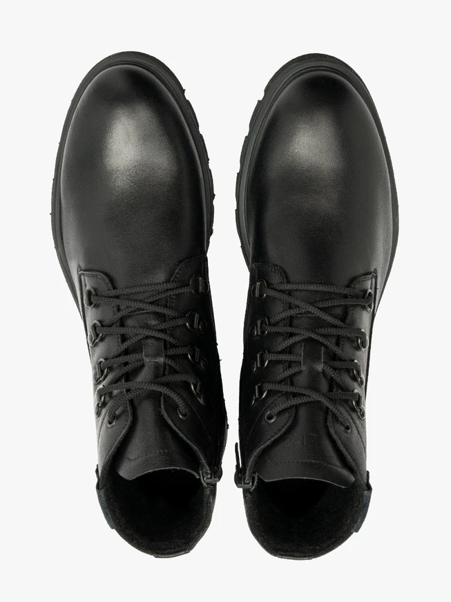 Schwarze Herrenstiefel mit leichter Sohle