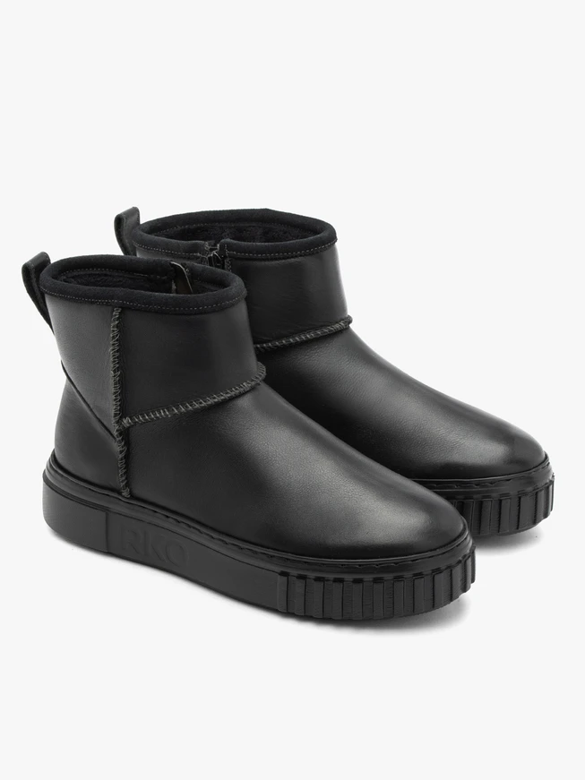 Black short leather snow boots