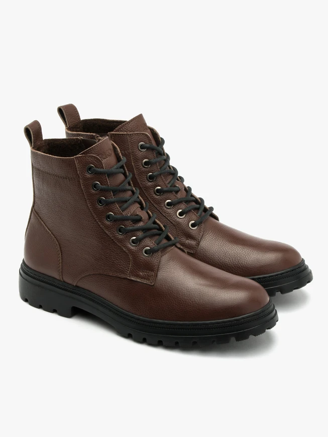 Brown men’s boot with lightweight sole