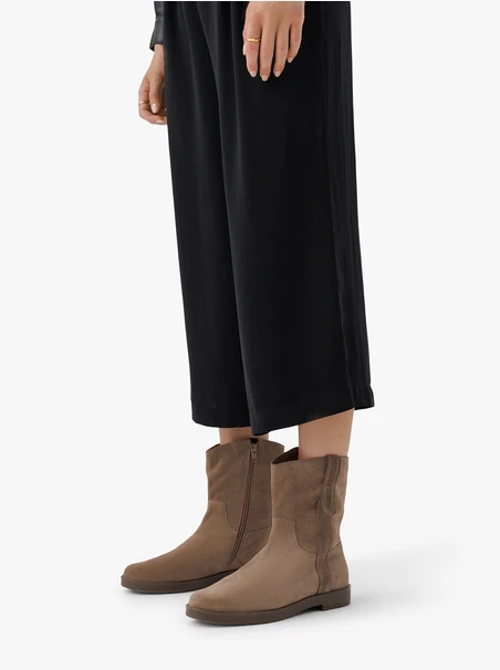 Hellbraune unbeheizte Velourslederstiefel