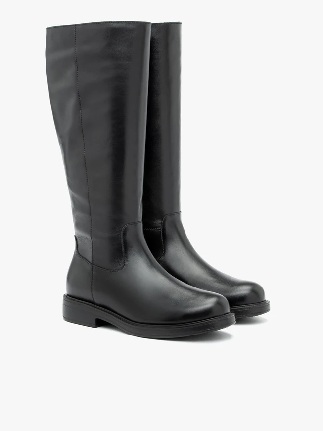 Schwarz genarbte Lederstiefel