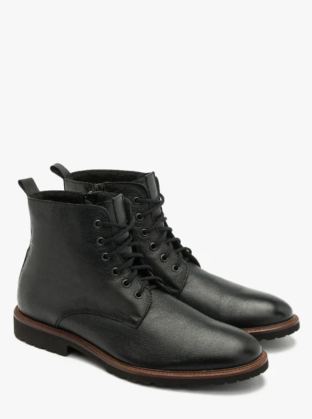 Schwarze Herren-Turnschuhe mit einem dekorativen Saum an der Unterseite