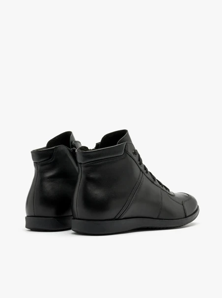 Schwarzer Herrensneaker