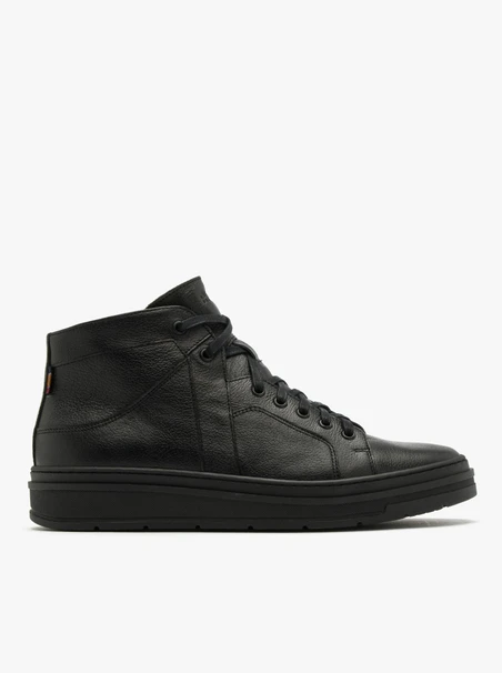 Schwarze Stiefel auf leichter Basis