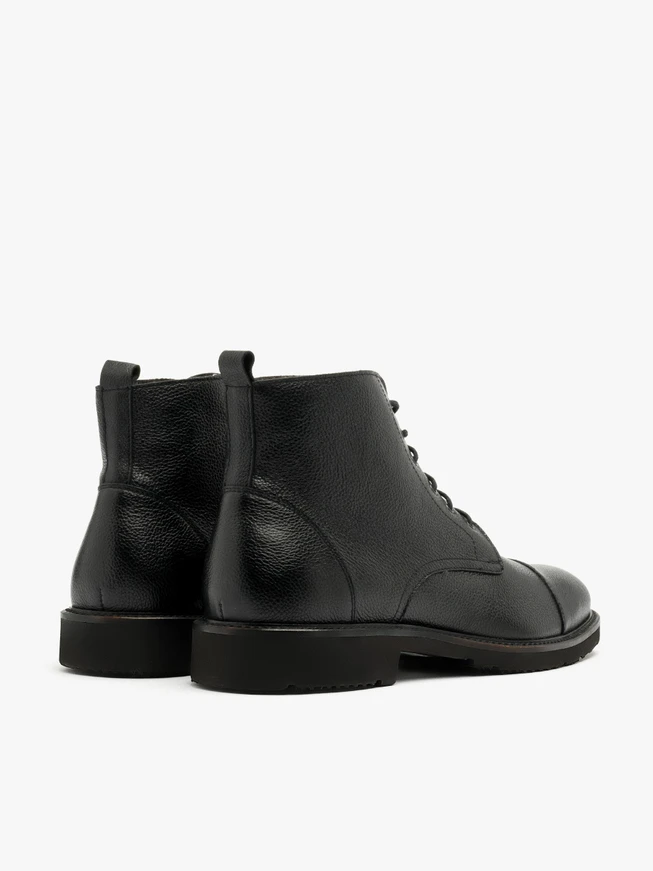 Schwarze Herrenstiefel mit leichter Sohle