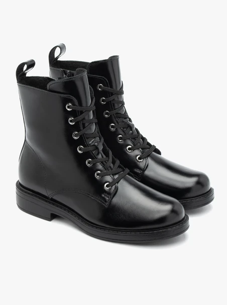 Schwarz genarbte Lederstiefel
