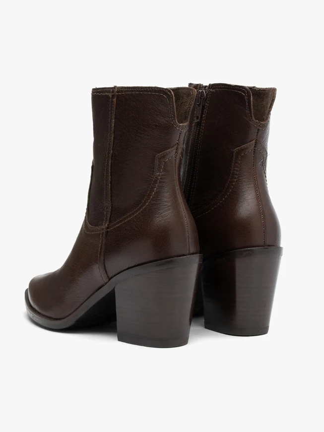 Braune Lederstiefel mit Stilettoabsatz