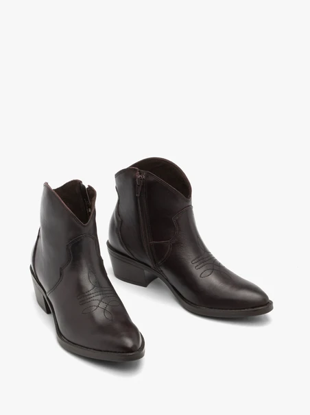 Kastanienbraune Cowboystiefel mit kurzen Absätzen