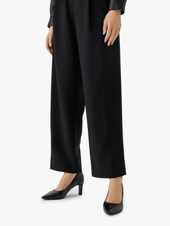 Schwarze Pumps mit klassischem Absatz
