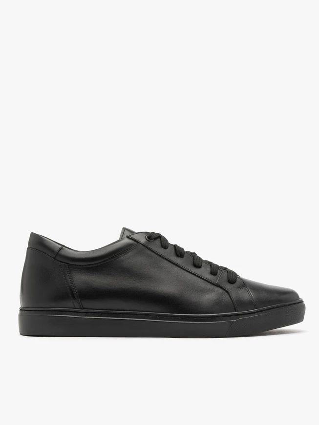 Schwarze Sporthalbschuhe mit leichter Sohle