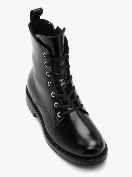 Schwarz genarbte Lederstiefel