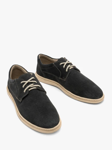 Graue Sportschuhe mit dekorativen Perforationen