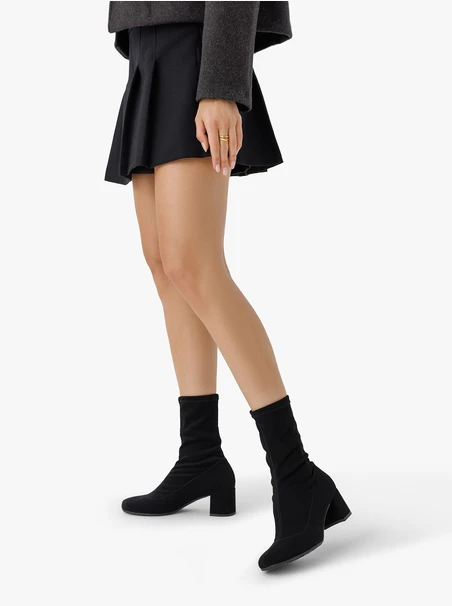 Schwarze Sockenstiefel mit elastischem Schaft