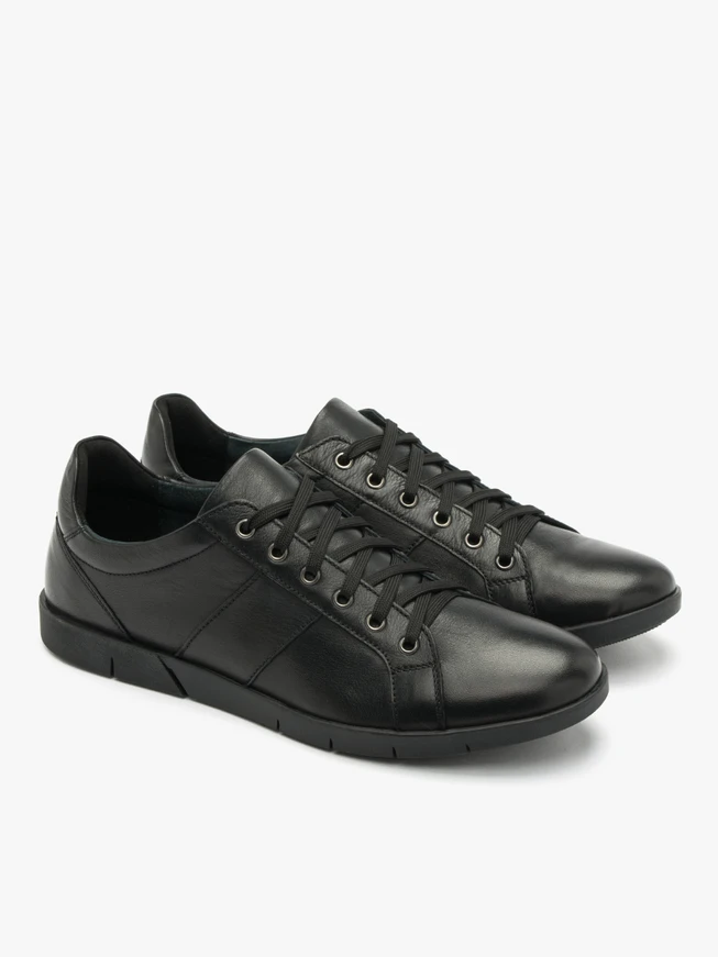 Schwarze halbe Sportschuhe