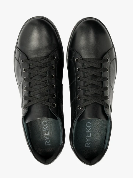 Schwarze halbe Sportschuhe