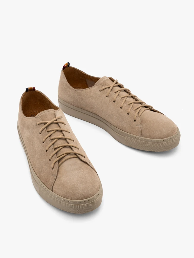 Graue Sportschuhe