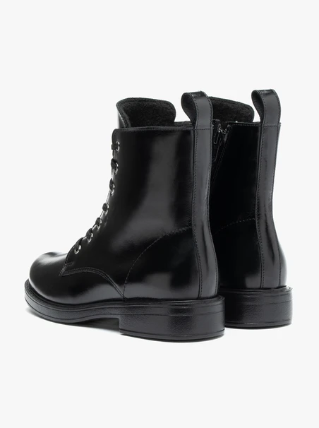 Schwarz genarbte Lederstiefel