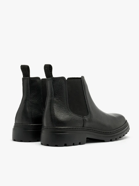 Black men’s Chelsea boots with lightweight sole