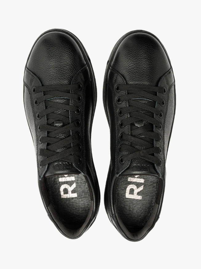 Schwarze halbe Sportschuhe