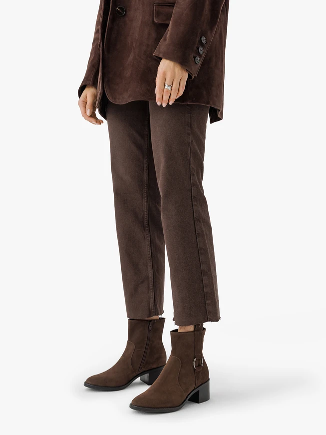 Braune Riemchenstiefel