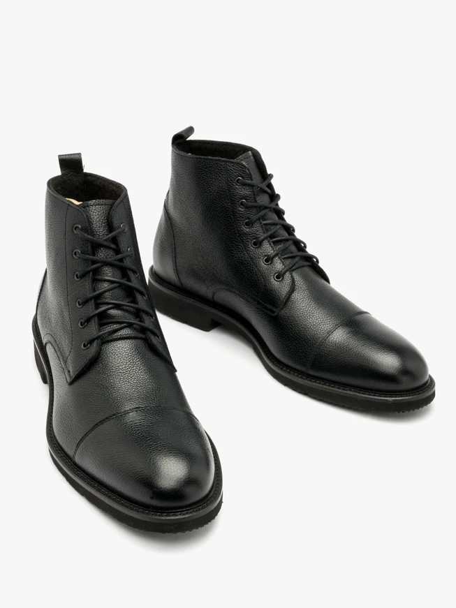 Schwarze Herrenstiefel mit leichter Sohle