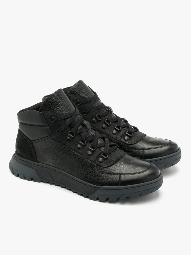 Schwarze Herren-Turnschuhe mit zweifarbiger Sohle