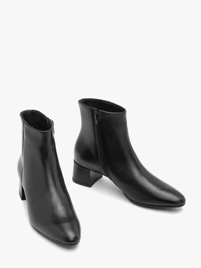 Schwarz genarbte Lederstiefel