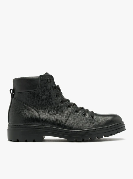 Black men’s boot with lightweight sole