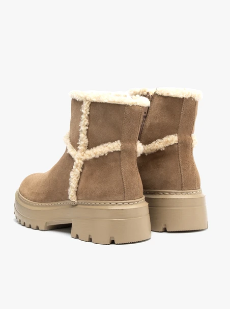 Women’s beige fur snow boots
