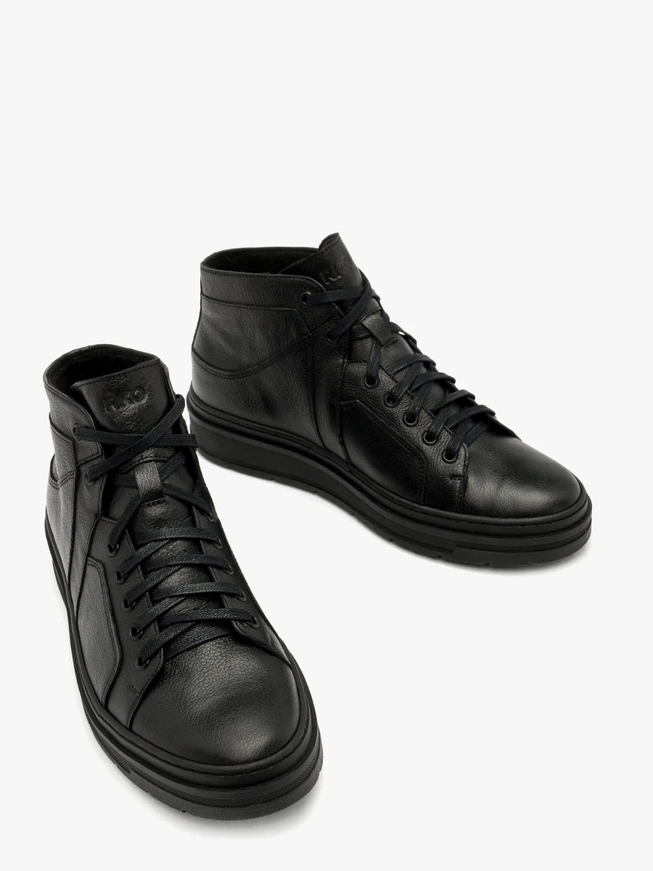 Schwarze Stiefel auf leichter Basis