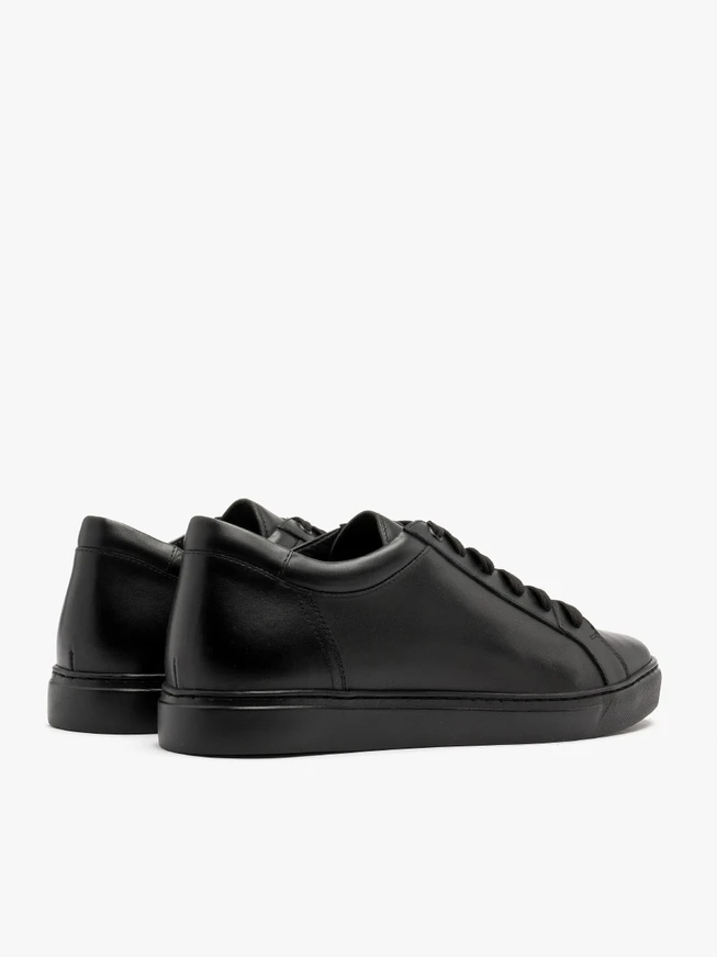 Schwarze Sporthalbschuhe mit leichter Sohle