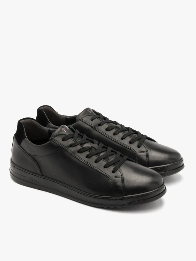 Schwarze halbe Sportschuhe