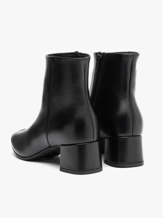Schwarz genarbte Lederstiefel
