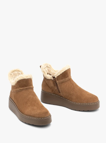 Rote Schneestiefel mit Fell auf einem dickeren Boden