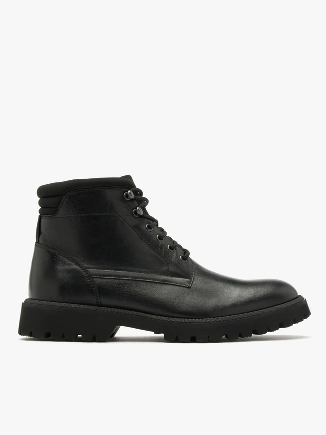 Black men’s shoes with lightweight sole