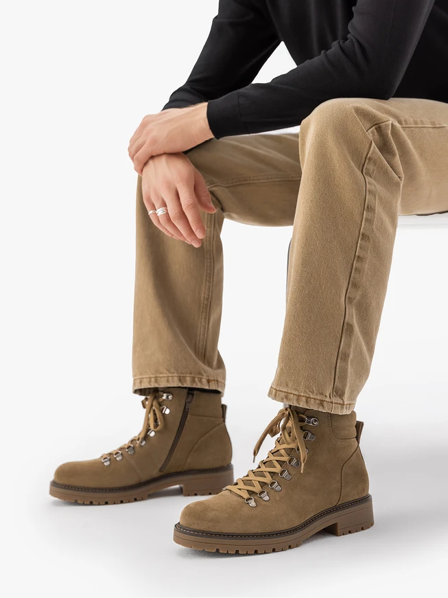 Stiefel aus olivfarbenem Veloursleder