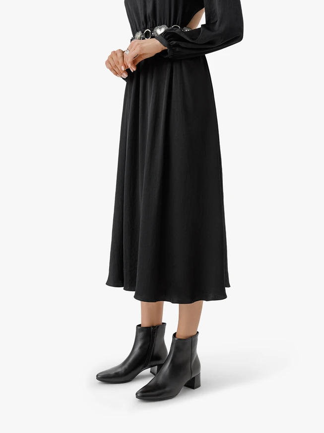 Schwarz genarbte Lederstiefel