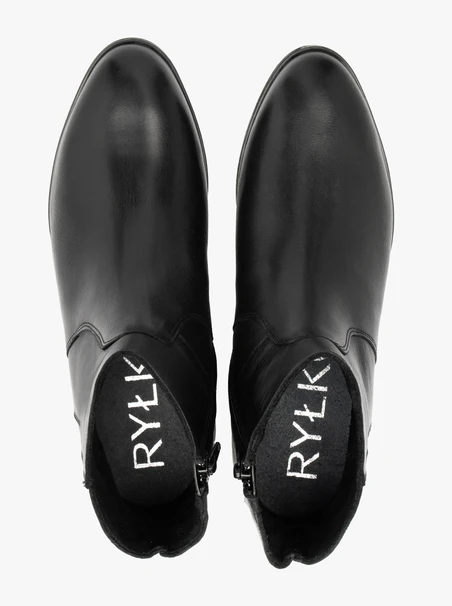 Schwarze kurze Cowboystiefel