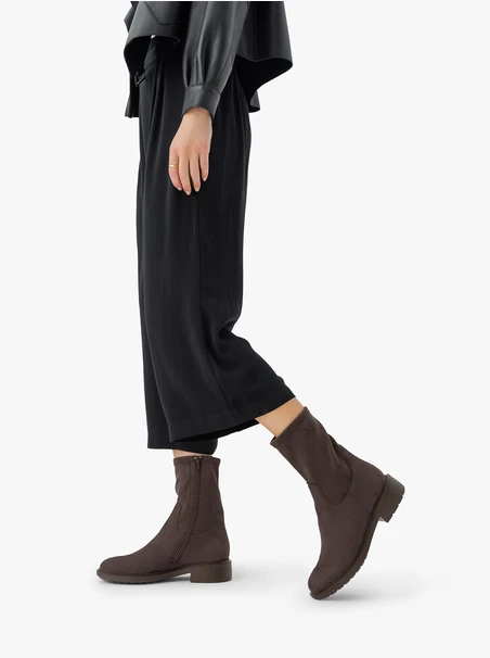 Brauner höherer Stiefel mit elastischem Schaft