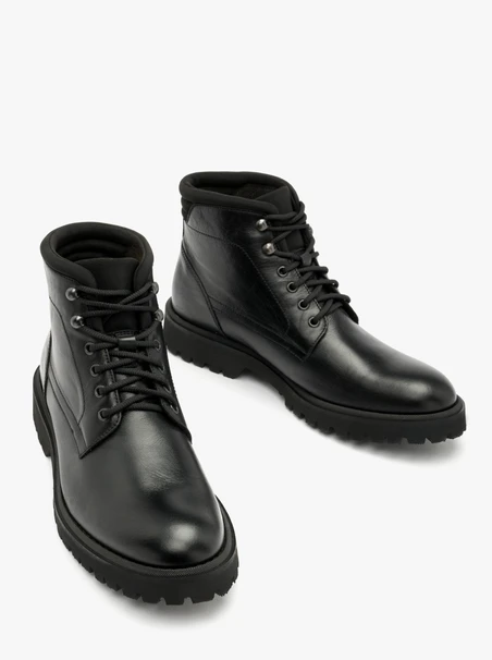 Schwarze Herrenstiefel mit leichter Sohle