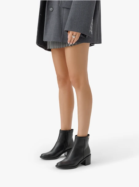 Schwarze Stiefel mit klassischem Absatz