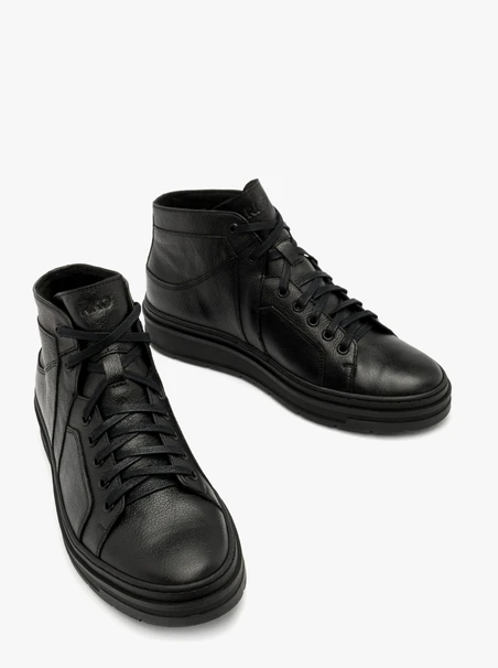 Schwarze Stiefel auf leichter Basis