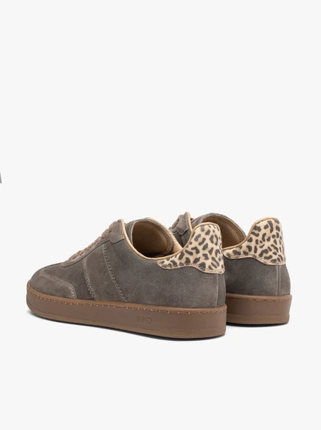 Graue Sporthalbschuhe